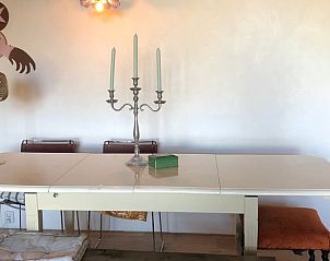 Stijlvolle eetkamer met kandelaar in Huisje in Schoorl, vakantiehuis in Noord-Holland noord.