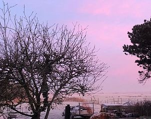 Winterse zonsondergang bij Huisje in Schoorl, vakantiehuis in Noord-Holland noord.