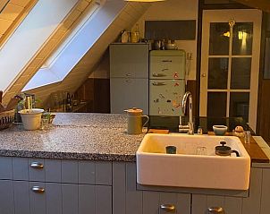 Moderne keuken met eiland in Huisje in Schoorl, vakantiehuis in Noord-Holland noord.