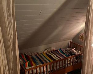 Kindvriendelijke ruimte met bed in Huisje in Schoorl, vakantiehuis in Noord-Holland noord.