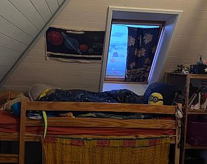 Speelse kinderkamer met dakraam in Huisje in Schoorl, vakantiehuis in Noord-Holland noord.