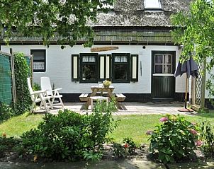 Geniet van het zonnige terras bij Vakantiehuis in Schoorl, een charmante vakantiewoning in de groene omgeving van Noord-Holland noord.