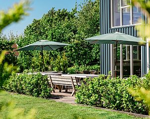 De Gouwe Droom vakantiehuis in Bovenkarspel met zonnig terras en groene omgeving, ideaal voor een ontspannen verblijf in Noord-Holland.