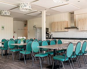 Ruime keuken en eetruimte in De Gouwe Droom vakantiehuis, Bovenkarspel, ideaal voor groepsverblijven aan de IJsselmeerkust, Noord-Holland.