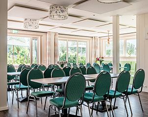 Lichte eetruimte in De Gouwe Droom, Bovenkarspel, met uitzicht op de tuin, ideaal voor een ontspannen vakantie in Noord-Holland.