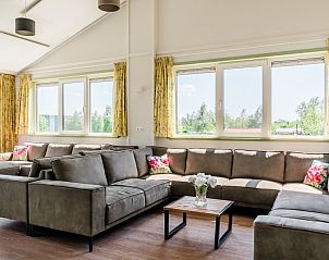 Comfortabele zithoek met uitzicht op de natuur in De Gouwe Droom, Bovenkarspel, ideaal voor ontspanning aan de IJsselmeerkust, Noord-Holland.