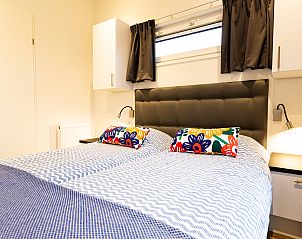 Sfeervolle slaapkamer in Waterlodge, een vakantiehuis in Berkhout, Noord-Holland, met modern interieur en comfortabele bedden.