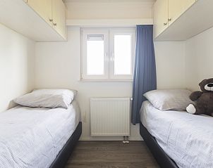 Cozy bedroom in Country House for 4 people, vacation home in Berkhout, North Holland, with two single beds and natural light.