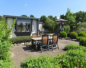 Verblijf 490326 • Vakantiewoning IJsselmeerkust • huisje 143, bootje, aan het water, grote tuin en terrassen 