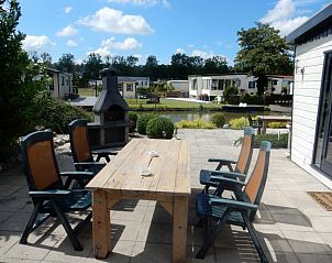 Gezellig buiten zitten bij de open haard van huisje 143 in Hoorn, Noord-Holland.