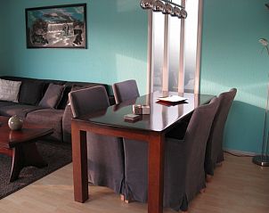 Stijlvolle eetkamer in huisje 143, perfect voor een gezellige maaltijd in Hoorn, Noord-Holland.