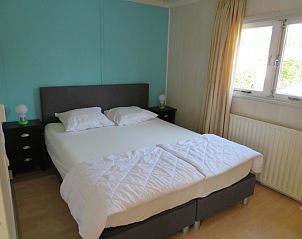 Comfortabele slaapkamer met tweepersoonsbed in huisje 143, perfecte vakantieaccommodatie in Hoorn.