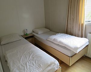 Gezellige kinderkamer met twee eenpersoonsbedden in huisje 143, vakantiehuis in Hoorn.