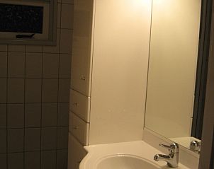 Moderne badkamer met ruime wastafel in huisje 143, ideaal vakantiehuis in Hoorn.