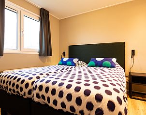 Sfeervolle slaapkamer in Leijhoeve 5 personen, een gezellig vakantiehuis in Berkhout, Noord-Holland, met comfortabel tweepersoonsbed.