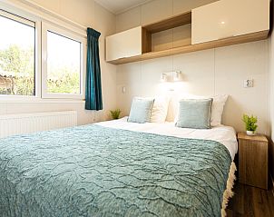 Cozy bedroom in Module Flat Roof 4 persons, vacation home in Berkhout, North Holland, with comfortable beds and natural light.