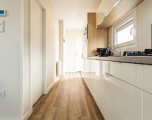 Stylish living room of Module Flat Roof 4 persons in Berkhout, North Holland. Comfortable vacation home with modern furnishings and lots of light.