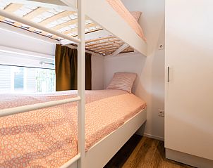 Cozy bedroom with bunk beds in Module Special 6 persons Wellness, a vacation home in Berkhout, North Holland for a relaxing stay.