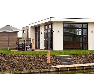 Module Special 4-person vacation home in Berkhout, North Holland, with a terrace on the water for a relaxing stay.