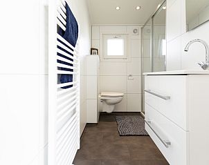 Modern bathroom in holiday home Rialto MAX 6 persons in Berkhout, North Holland with sleek design and comfortable amenities.