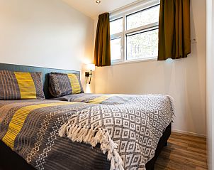 Cozy bedroom in the Module Special 6 persons, vacation home in Berkhout, North Holland, with comfortable beds and natural light.