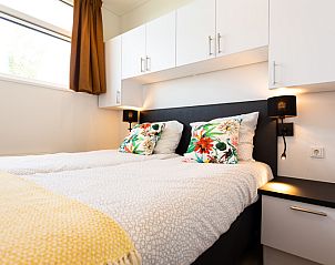 Attractive bedroom in Module Special 6-person vacation home, Berkhout, North Holland, with comfortable beds and modern furnishings.