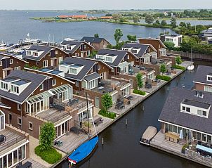 Vakantiehuis Waterfront in Uitgeest, Noord-Holland biedt een prachtig uitzicht op het water en een serene omgeving voor ontspanning.
