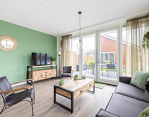 Gezellige woonkamer in vakantiehuis Lakehouse I, Uitgeest, Noord-Holland, met modern interieur en uitzicht op het terras.