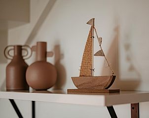 Stijlvolle decoratie in Lakehouse I vakantiehuis, Uitgeest, Noord-Holland, met nautisch thema en moderne details.