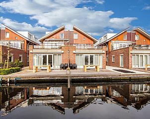 Assum Great vakantiehuis in Uitgeest, Noord-Holland met ruime veranda aan het water, ideaal voor ontspanning en genieten van de natuur.