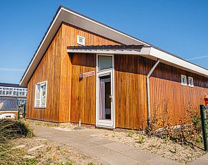 Het Kraaijennest Miva, a charming vacation home in Uitgeest, North Holland, with a wooden facade and sunny surroundings for a relaxing stay.
