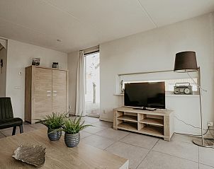 Gezellige woonkamer in vakantiehuis Dorregeest, Uitgeest, Noord-Holland met moderne inrichting en ruime zithoek.