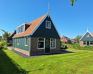 Charmant vakantiehuis De Rijp Sauna 6 in West-Graftdijk, Noord-Holland, omgeven door groene natuur en rustieke architectuur.