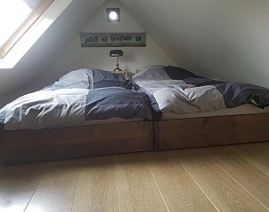 Comfortabele slaapkamer bij B&B Het Bakhuis in Loenen, Veluwe met houten vloer.