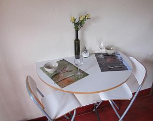 Intieme eethoek in B&B Het Bakhuis, Loenen, Veluwe met tafel en stoelen.