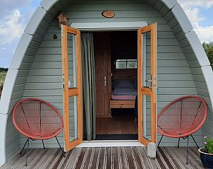 Openstaande deuren van Huisje in Zuid-Scharwoude, een vakantiehuis in Noord-Holland, met uitnodigend interieur.