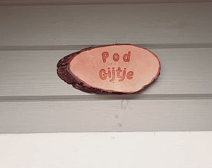 Decoratief houten bord in Huisje in Zuid-Scharwoude, een vakantiehuis in Noord-Holland, met charmante details.