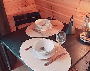 Gezellige eethoek in Huisje in Zuid-Scharwoude, een vakantiehuis in Noord-Holland, perfect voor een intiem diner.