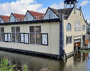 Historisch gebouw in de buurt van Huisje in Zuid-Scharwoude, een vakantiehuis in Noord-Holland, met unieke architectuur.