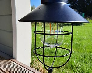 Buitenverlichting bij Huisje in Zuid-Scharwoude, een vakantiehuis in Noord-Holland, voor een sfeervolle avond.