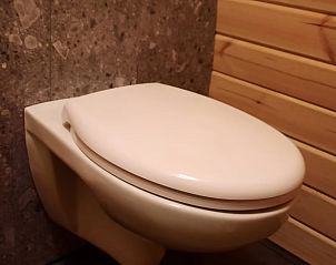 Moderne badkamerfaciliteiten in Huisje in Zuid-Scharwoude, een vakantiehuis in Noord-Holland, voor comfort en gemak.