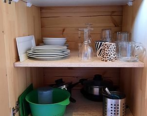 Volledig uitgeruste keuken in Huisje in Zuid-Scharwoude, een vakantiehuis in Noord-Holland, voor een comfortabele culinaire ervaring.