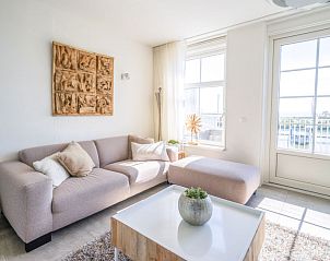 Lichte woonkamer in Appartement Markermeer 8, Uitdam, Amsterdam eo, met comfortabele bank en moderne inrichting.