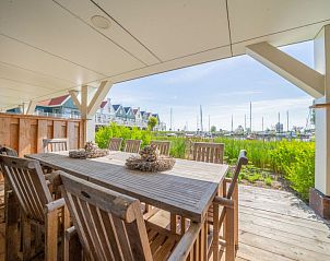 Ruim terras met houten tafel bij Appartement Markermeer 8, Uitdam, Amsterdam eo, uitzicht op de jachthaven.