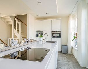 Moderne keuken in Appartement Markermeer 8, Uitdam, Amsterdam eo, volledig uitgerust voor een comfortabel verblijf.