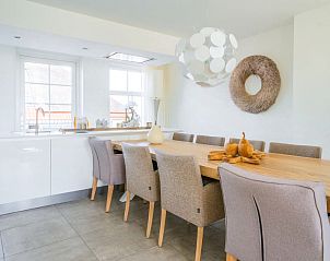 Stijlvolle eetkamer in Appartement Markermeer 8, Uitdam, Amsterdam eo, met lange tafel en comfortabele stoelen.