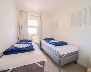 Slaapkamer met twee eenpersoonsbedden in Appartement Markermeer 8, Uitdam, Amsterdam eo, lichte en serene ruimte.