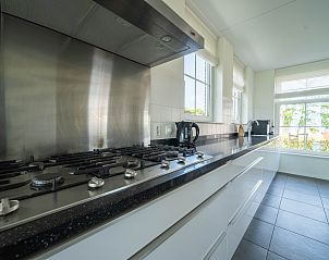 Moderne keuken in Chalet in Uitdam, Amsterdam eo, met hoogwaardige apparatuur.