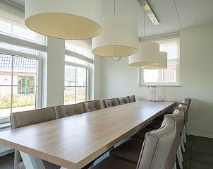 Stijlvolle eetkamer in Chalet in Uitdam, Amsterdam eo, met uitzicht op de tuin.