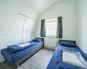 Slaapkamer met eenpersoonsbedden in Chalet in Uitdam, Amsterdam eo, ideaal voor kinderen.